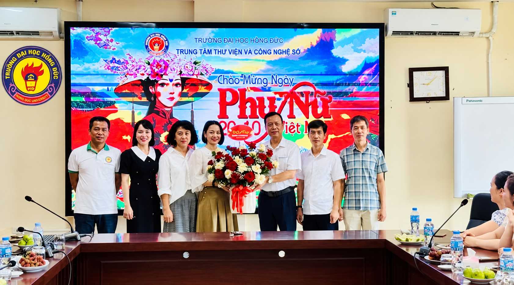 Trung tâm Thư viện và Công nghệ số tổ chức tọa đàm chào mừng Ngày Phụ nữ Việt Nam 20/10